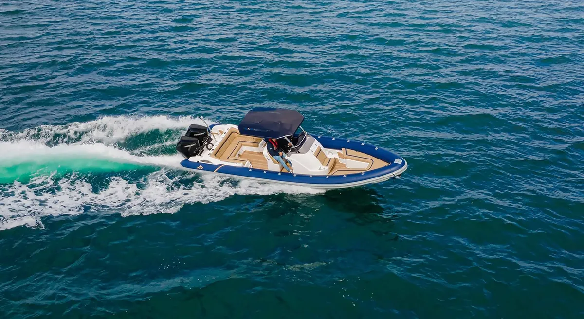 Cobra RIBs Nautique 8.7: Schnellbootfahrt auf dem Meer