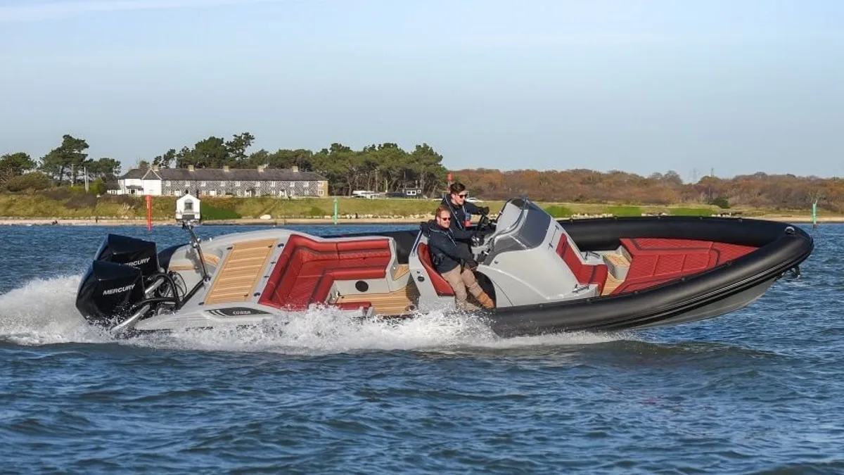 Cobra RIBs Nautique 9.2: Une croisière en bateau semi-rigide sur l'eau