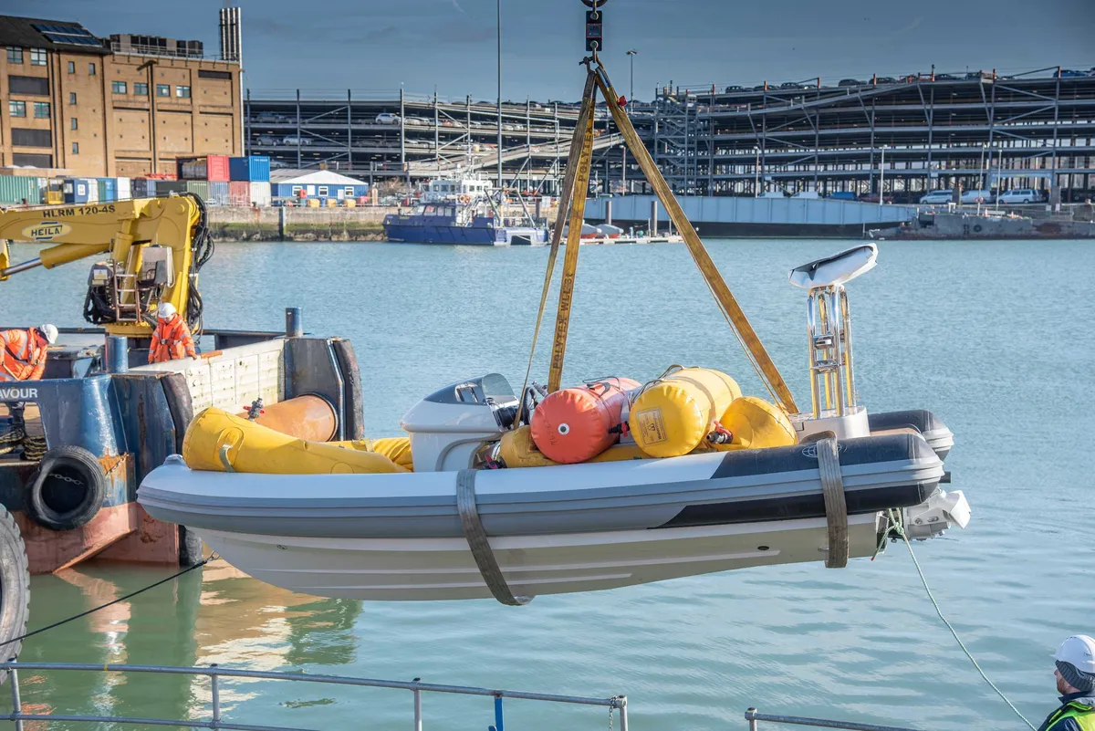 Cobra RIBs Patronus 5.6: Ein an einem Kran aufgehängtes Schlauchboot