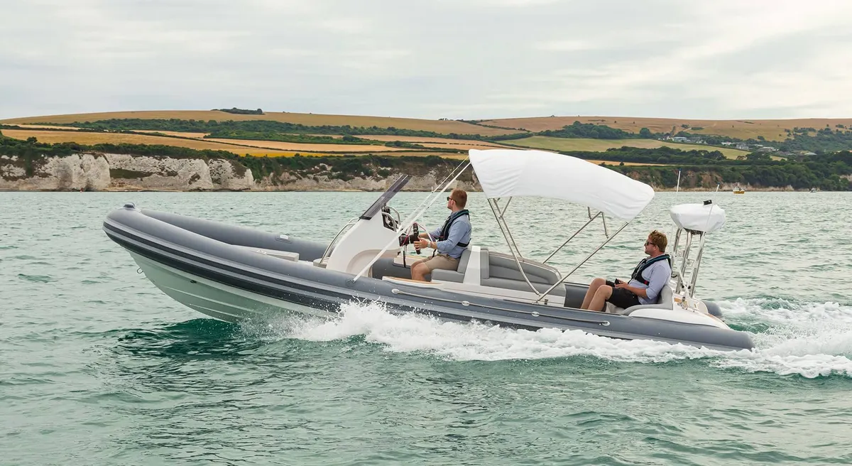 Cobra RIBs Patronus 7.2: Ein RIB rast über das Meer