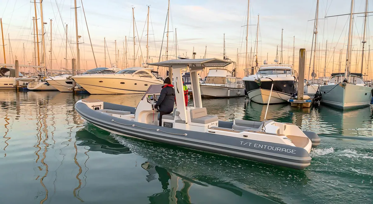 Cobra RIBs Patronus 8.4: RIB boat cruising marina