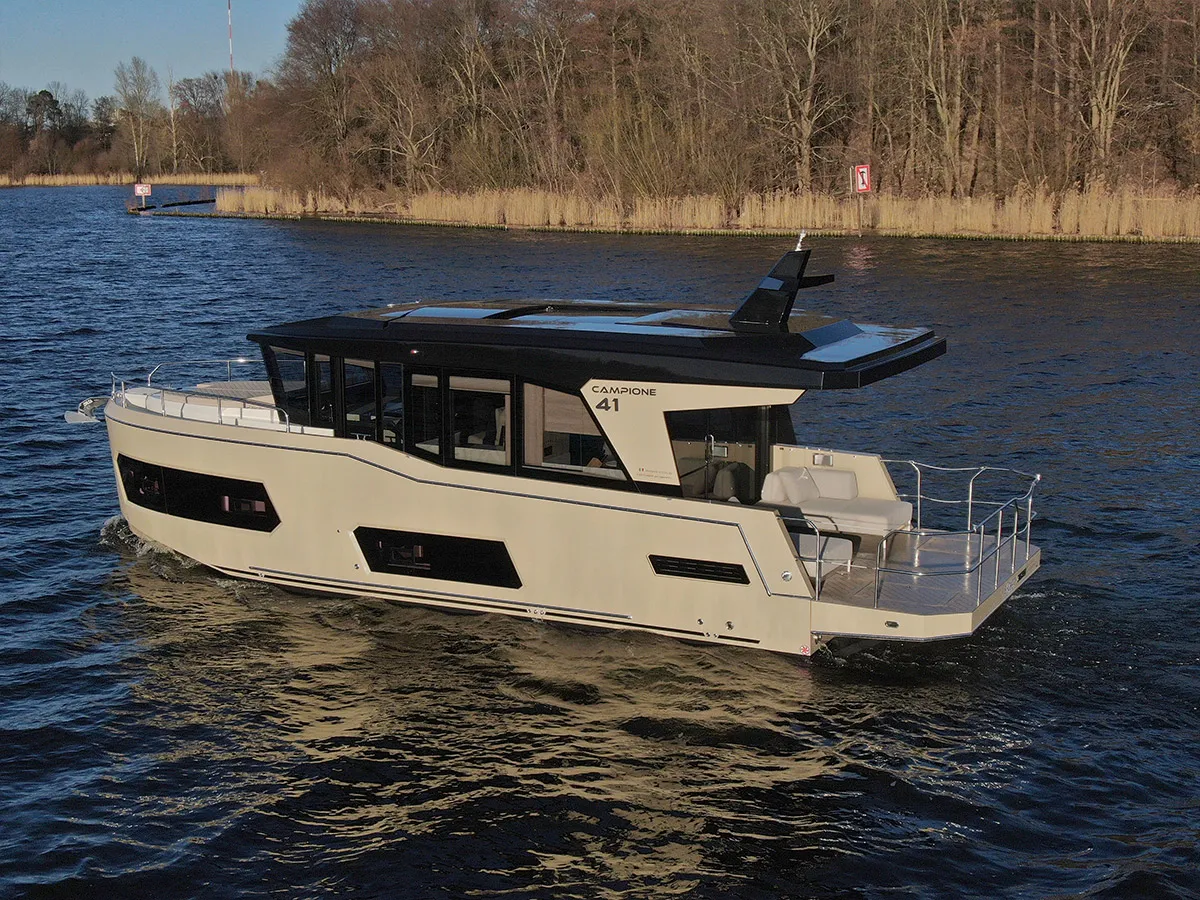 Cobra Yachts Campione 41 Coupe: Bootsfahrt auf einem See
