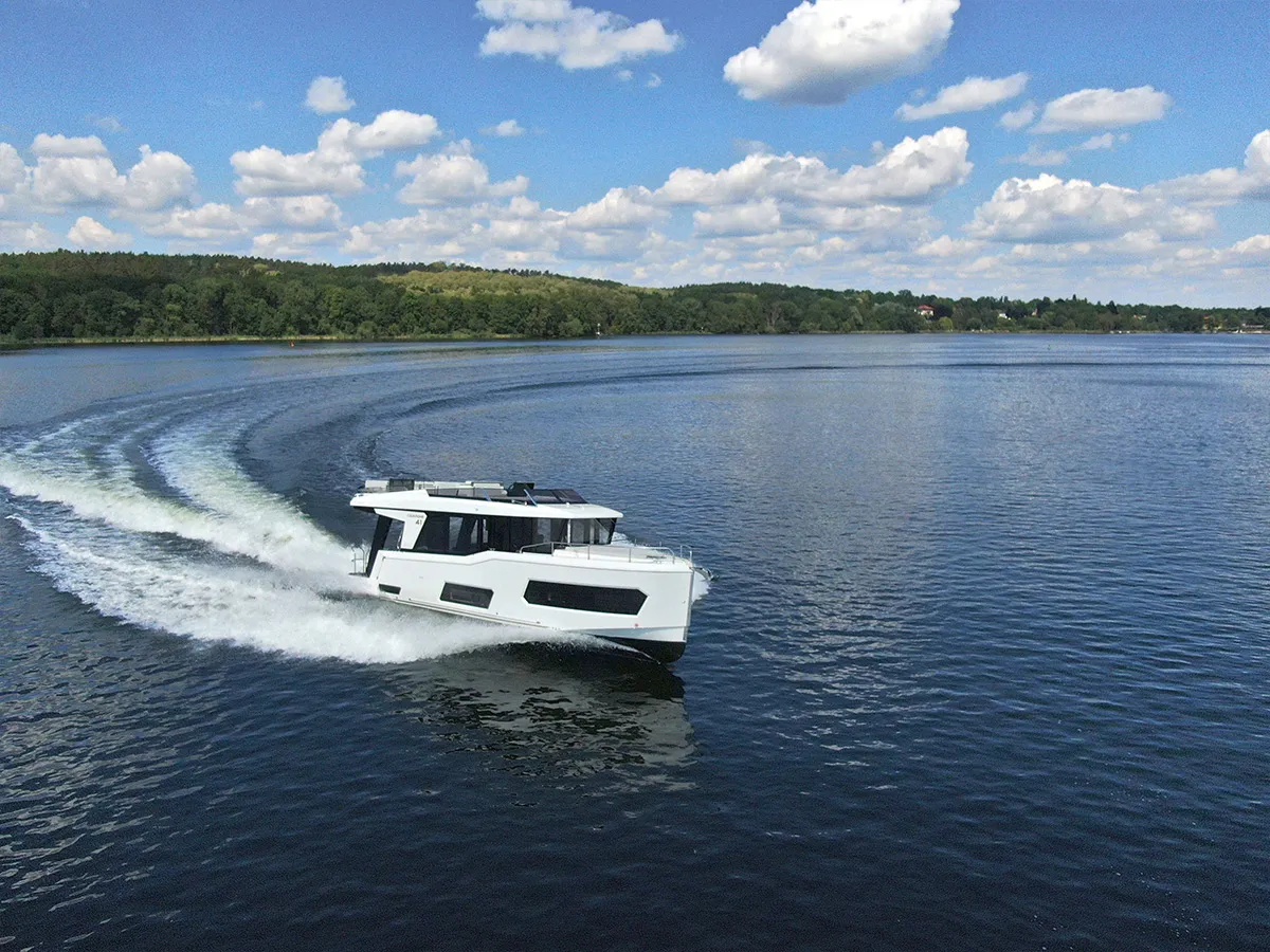 Cobra Yachts Campione 41 Fly: Bootsfahrt auf einem See