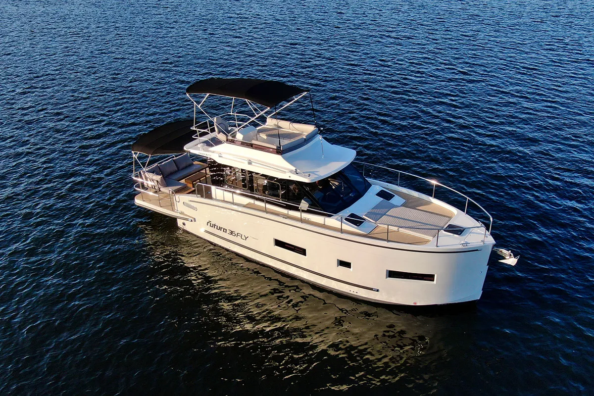 Cobra Yachts Futura 36: Ein Boot, das auf dem Wasser schwimmt
