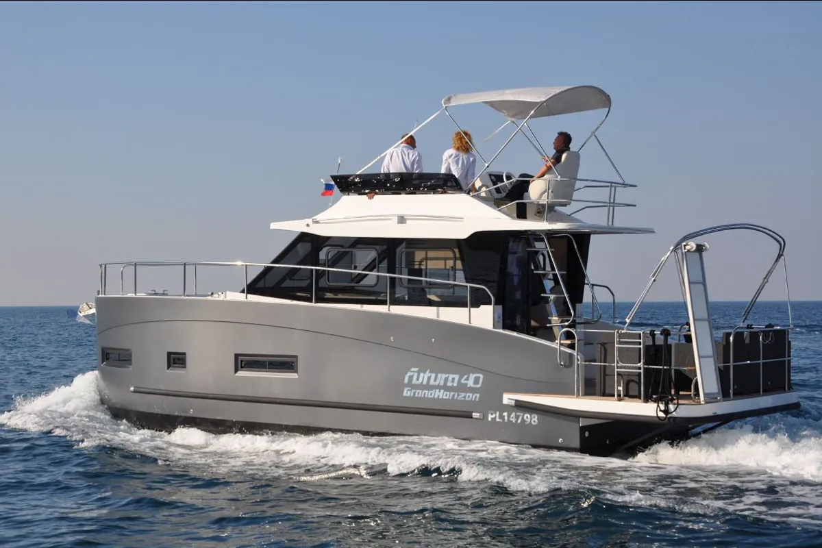 Cobra Yachts Futura 40: Motorbootfahrt auf dem Meer