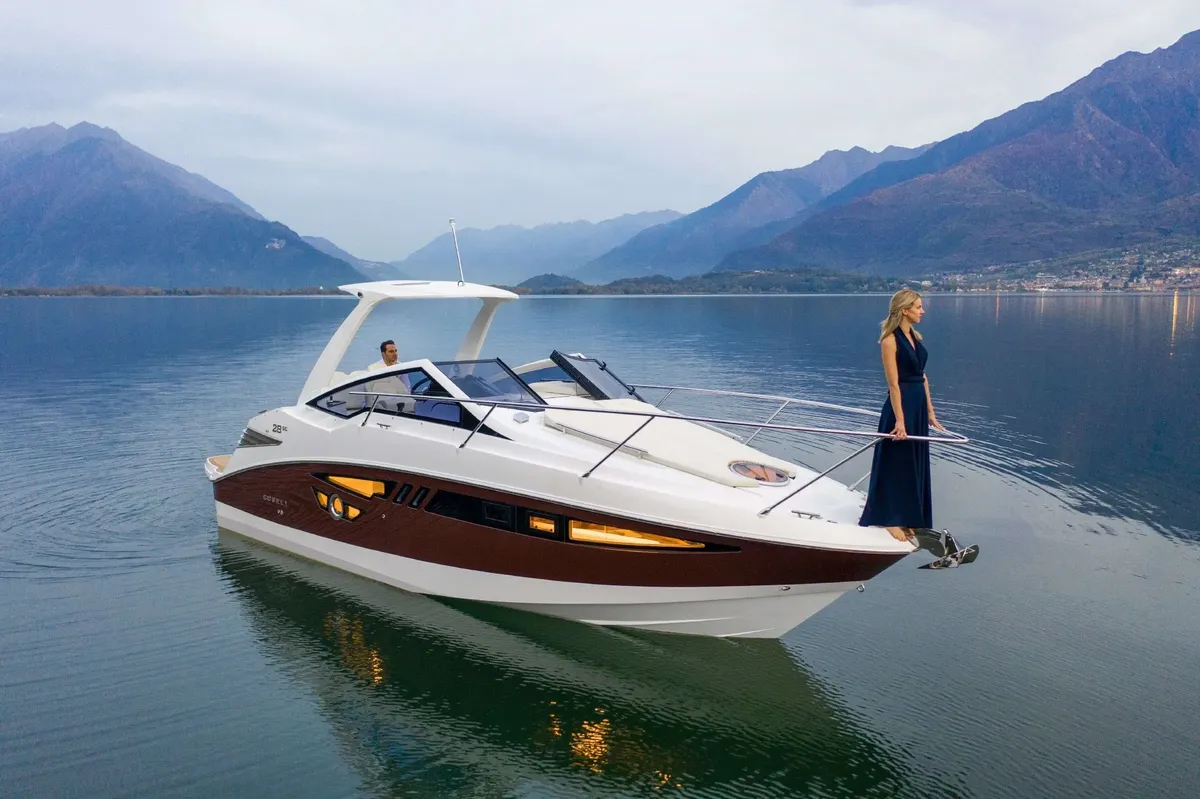 Cobrey Yachts 28 SC: Un bateau sur un lac entouré de montagnes