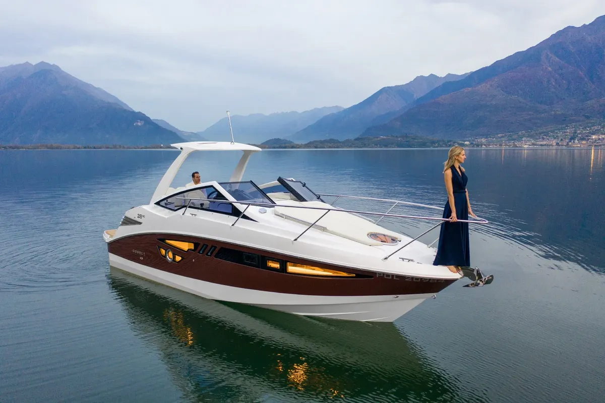 Cobrey Yachts 28 SCL Carbon: Boat on a lake with mountains