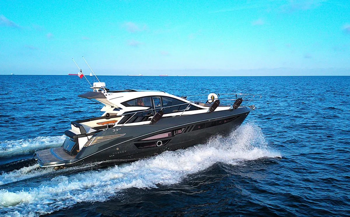 Cobrey Yachts 33 HT: Motor yacht cruising at sea