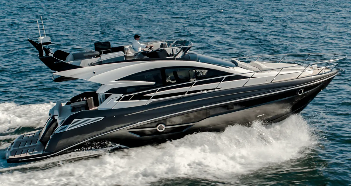 Cobrey Yachts 50 Fly: Yacht cruising at sea