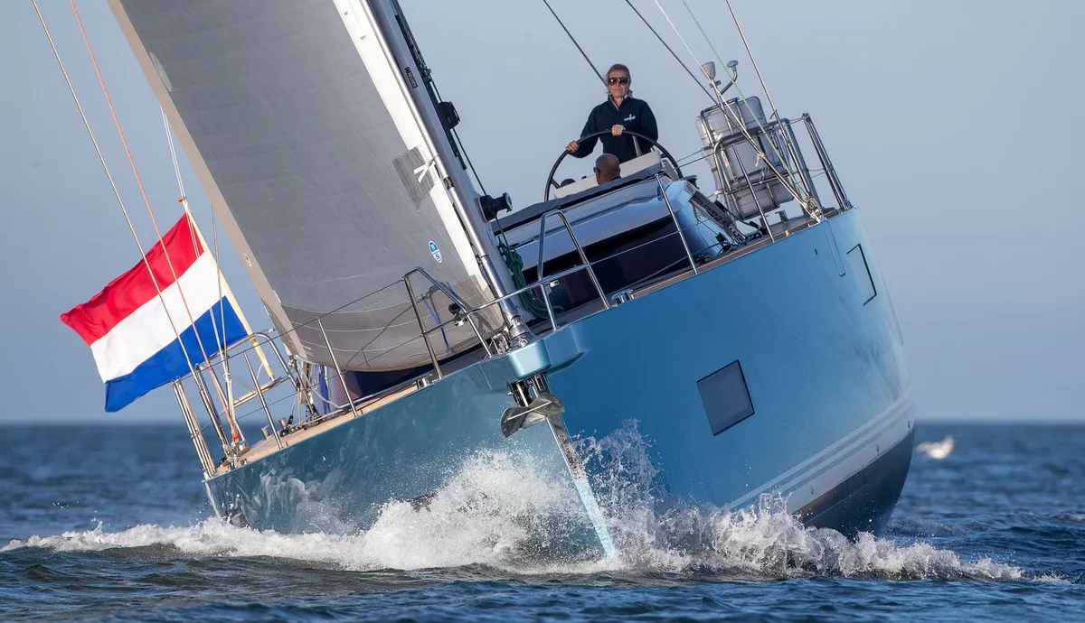 Contest Yachts 49CS: Ein Segelboot, das durch die Wellen pflügt