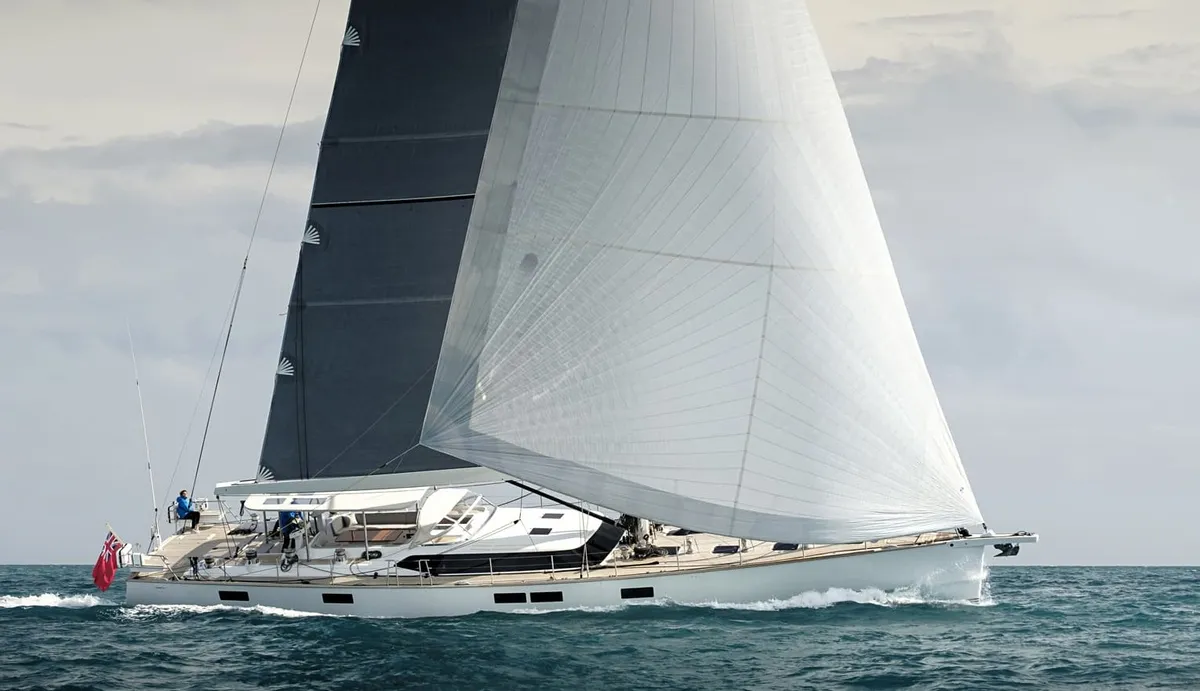 Contest Yachts 85CS: Segelboot mit großen Segeln auf dem Meer