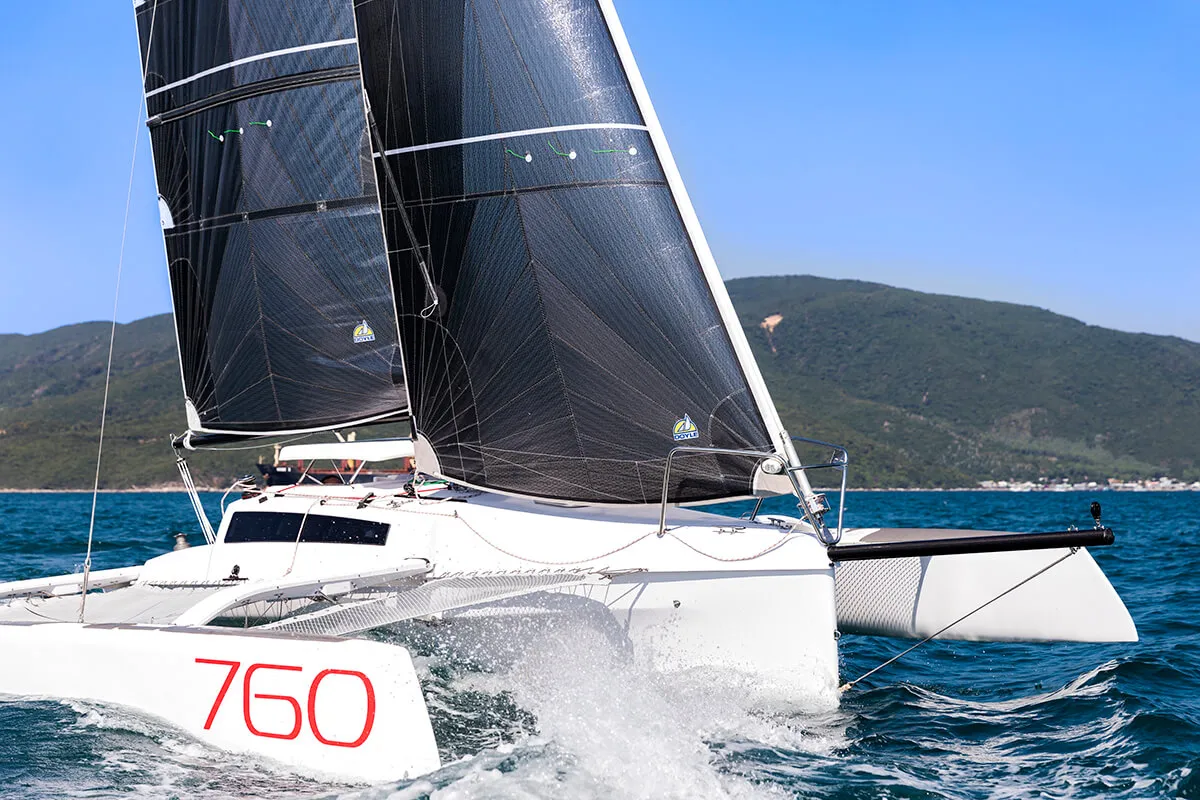 Corsair Marine 760: Ein Trimaran-Segelboot, das über das Meer segelt