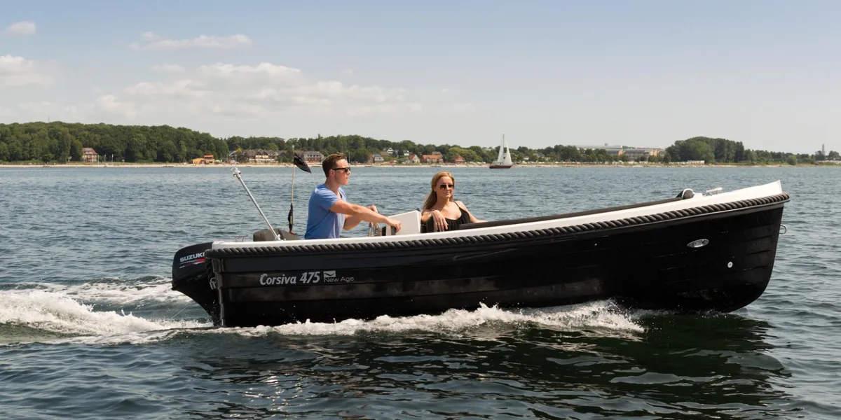 Corsiva 475 New Age: Boot mit zwei Personen an Bord