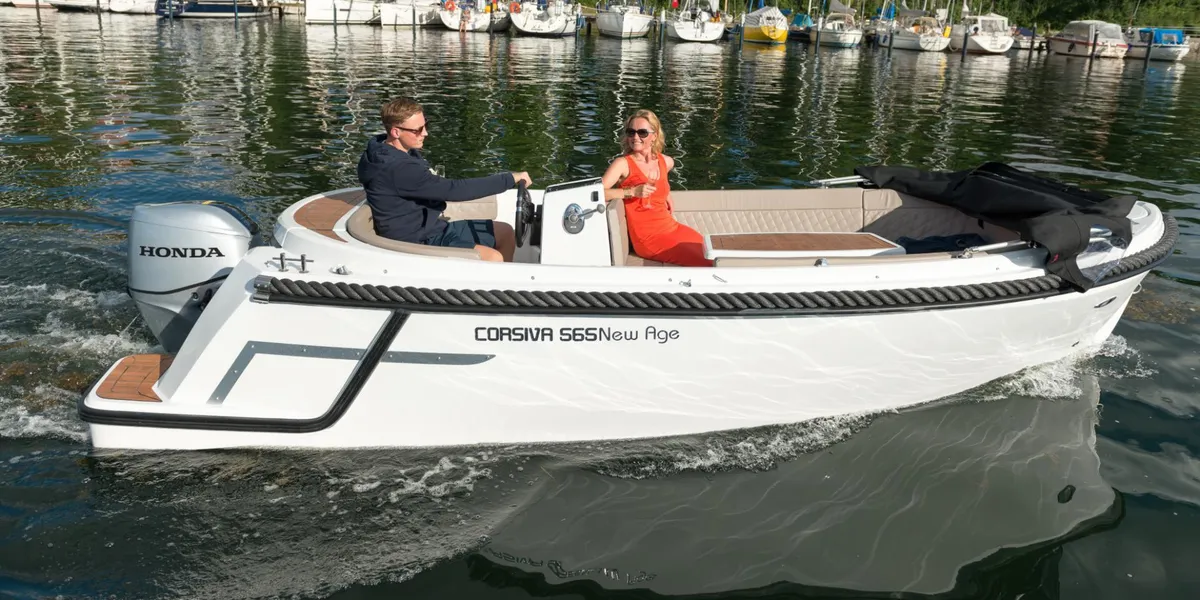 Corsiva 565 New Age: Boat cruising in a marina