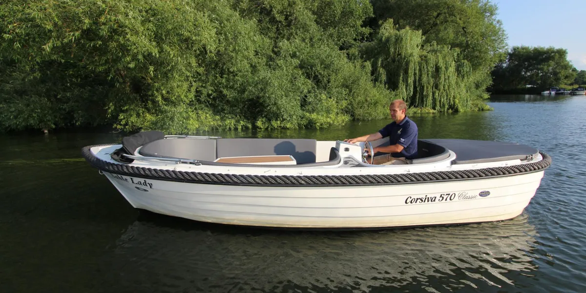 Corsiva 570 Classic: Boat cruising on a river