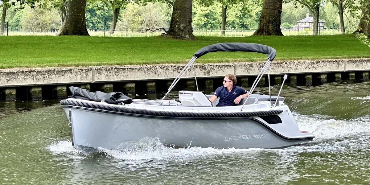 Corsiva 600 Tender: Boat cruising on a canal