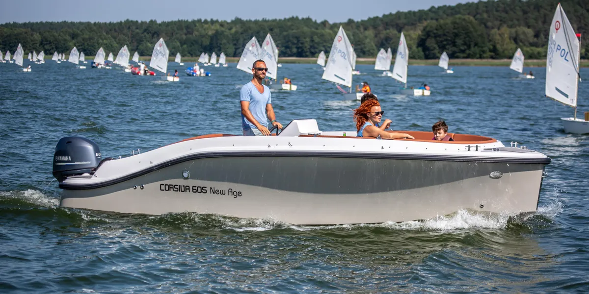 Corsiva 605 New Age: Boat cruising with passengers