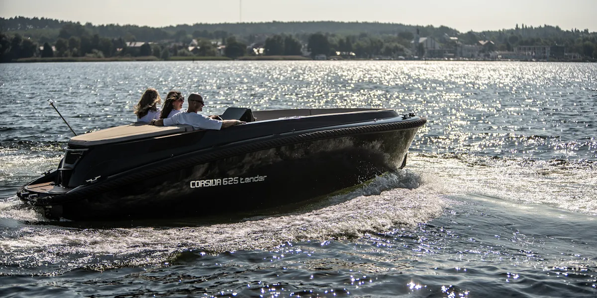 Corsiva 625 Tender: Boat cruising on water