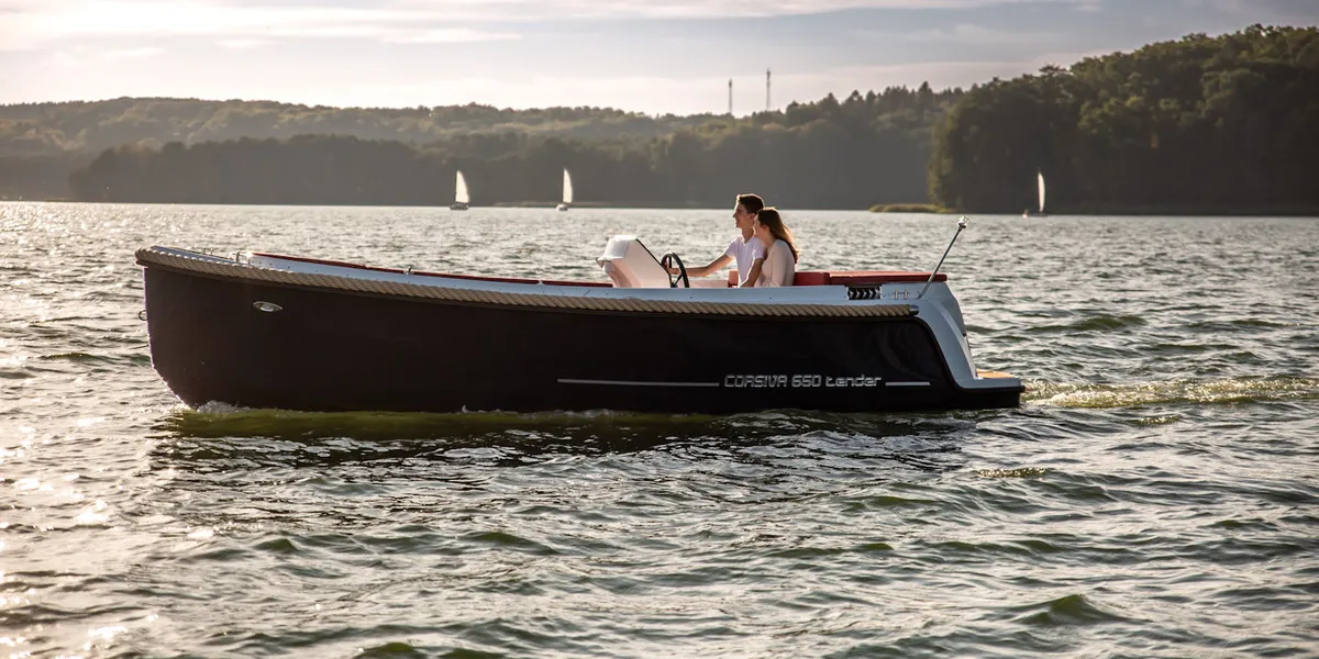 Corsiva 650 Tender: Bootsfahrt auf einem See