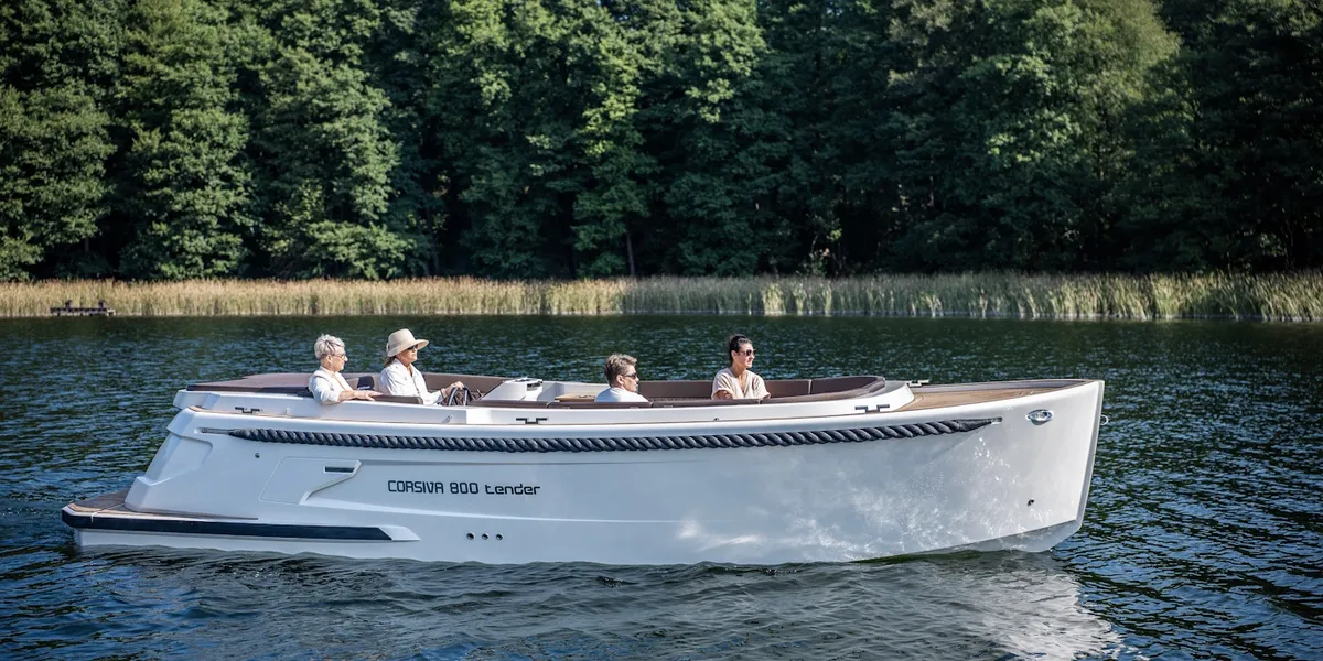 Corsiva 800 Tender: Boat cruising on a lake