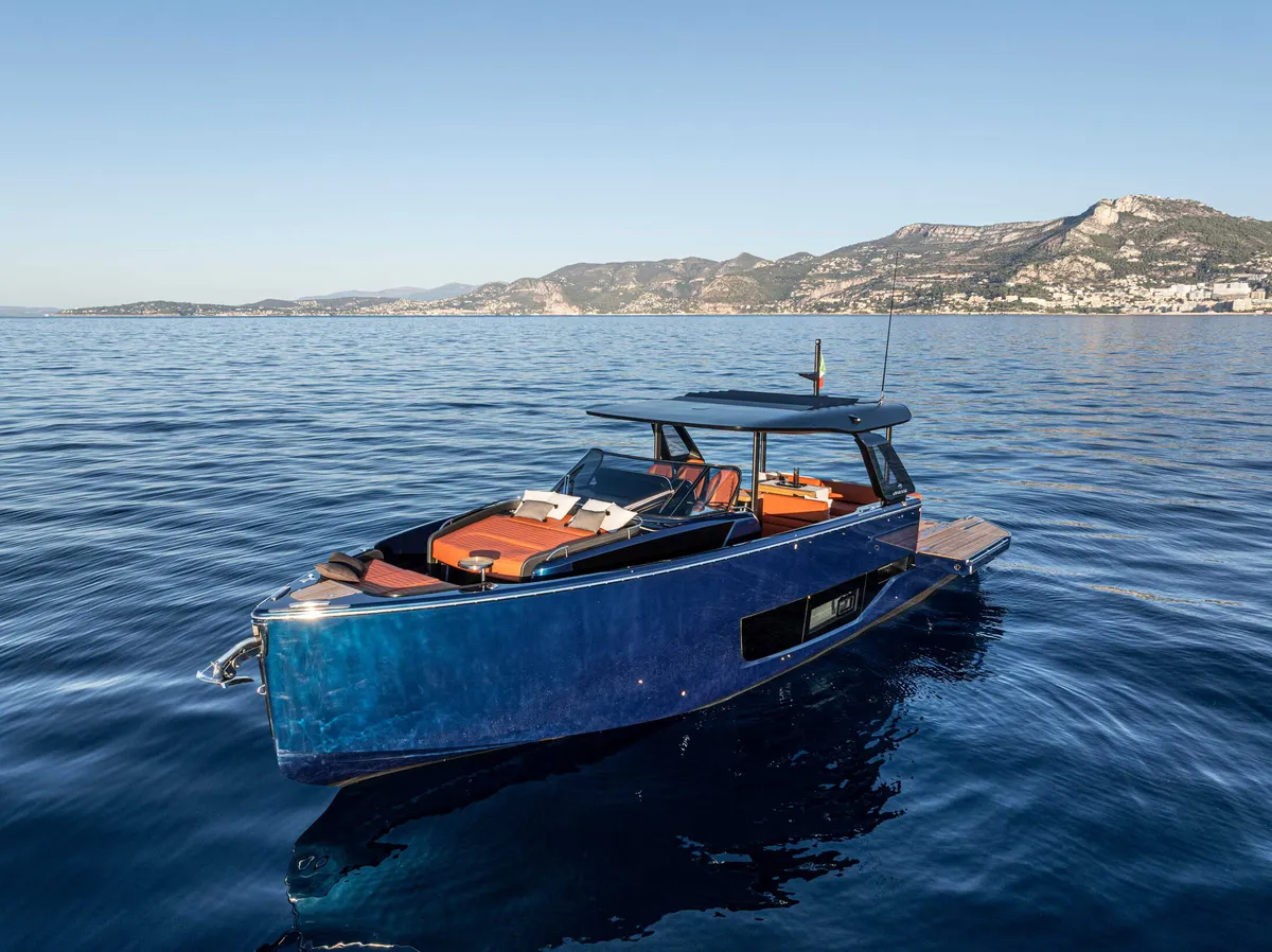 Cranchi A46 Luxury Tender: Motorboot auf dem Meer vor dem Hintergrund von Bergen