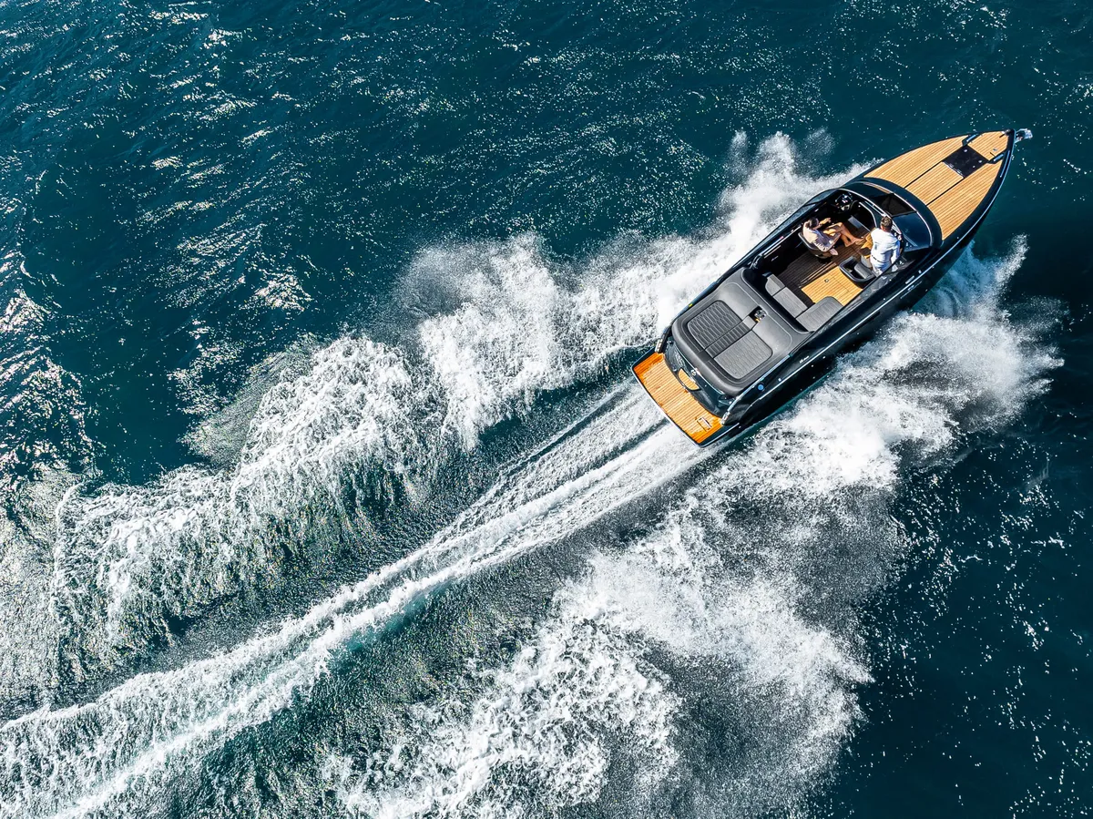 Cranchi E26 Classic: Ein Boot, das auf dem Meer mit Schaum fährt
