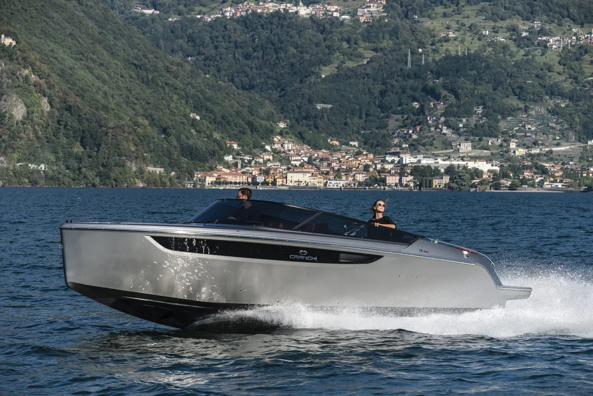 Cranchi E26 Classic: Boat cruising on a lake