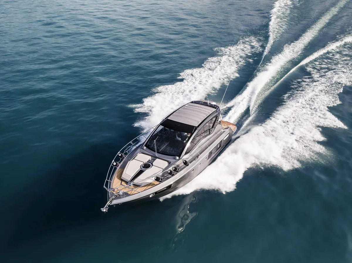 Cranchi M44 HT: Bootsfahrt auf dem Meer