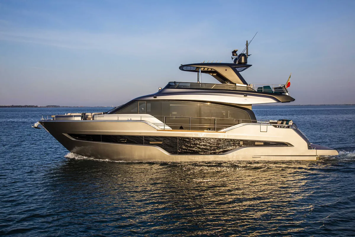 Cranchi Sessantasette 67: Yachtfahrt auf dem Meer