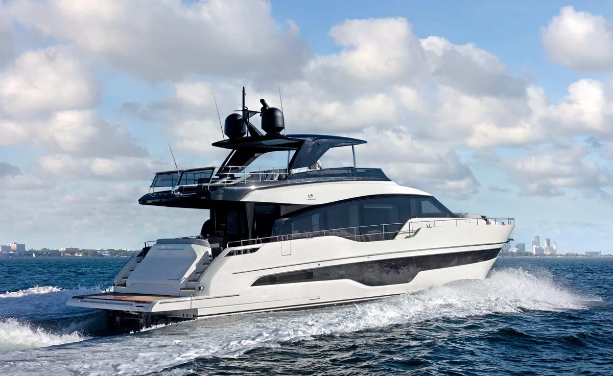 Cranchi Settantotto 78: Yacht à moteur blanc naviguant en mer