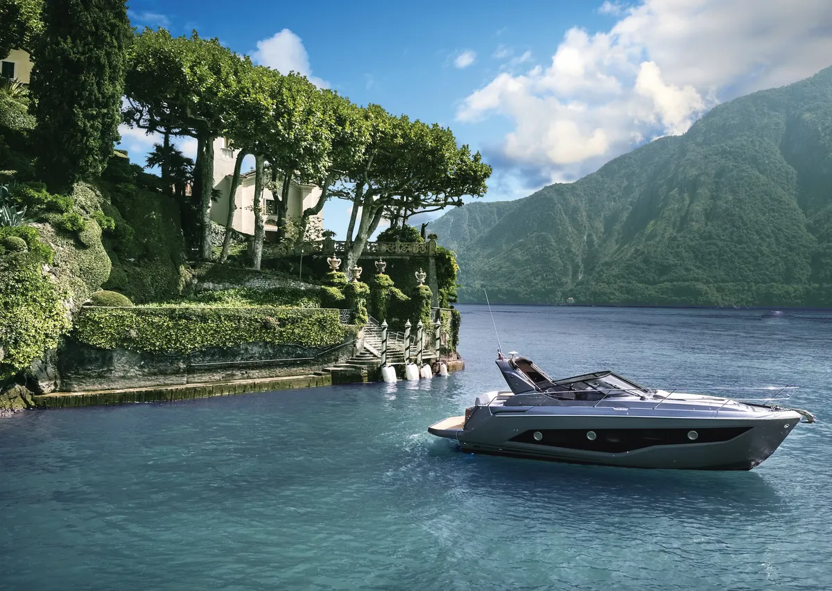 Cranchi Z35: Yacht moored at a villa
