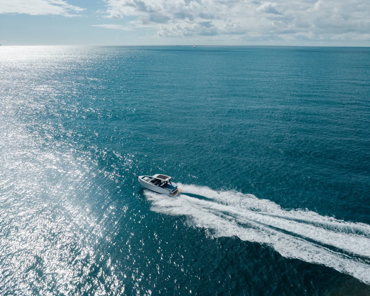 De Antonio Yachts D29: Ein Schnellboot rast über das Meer