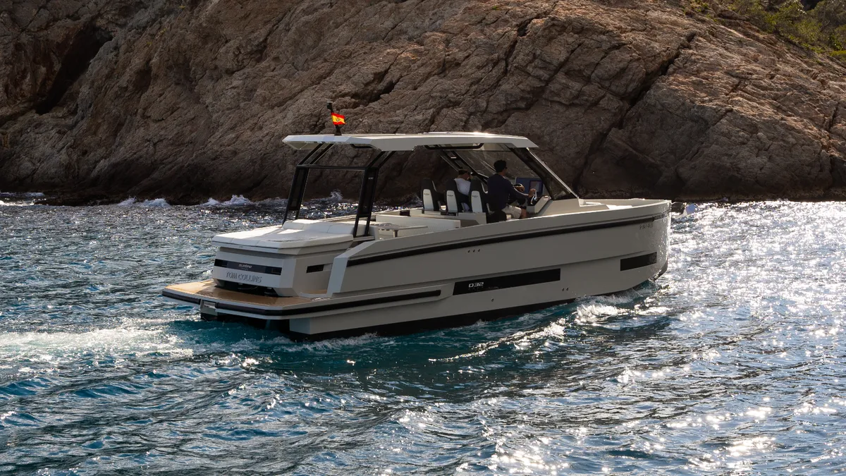 De Antonio Yachts D32 Open: Ein Boot, das an den Felsen der Küste vorbeifährt