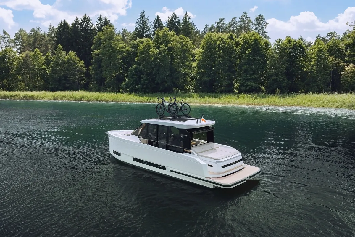 De Antonio Yachts D36 Cabin: Motorboat cruising on a lake