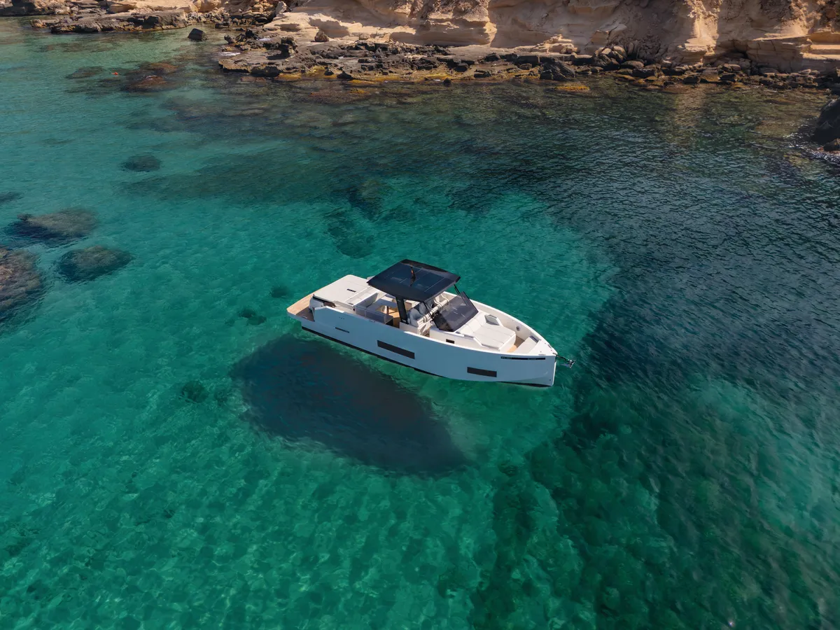 De Antonio Yachts D42: Boot vor Anker in der Nähe von Felsen