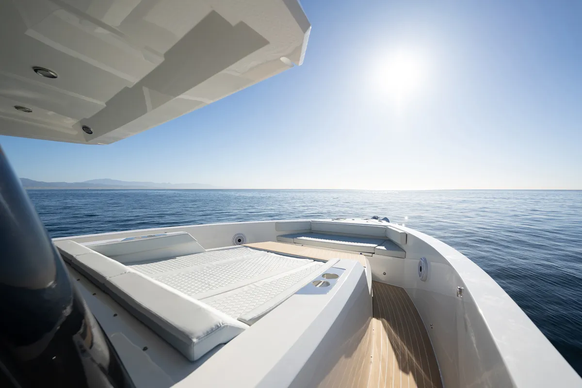 De Antonio Yachts D50 Coupe: Vorderdeck mit Sonnenliege und Meerblick