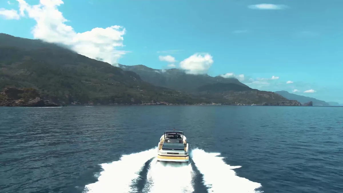 De Antonio Yachts D50 Open: Ein Boot auf See vor dem Hintergrund von Bergen