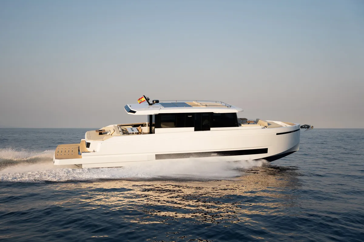 De Antonio Yachts D60: Ein weißes Boot, das auf dem Meer fährt