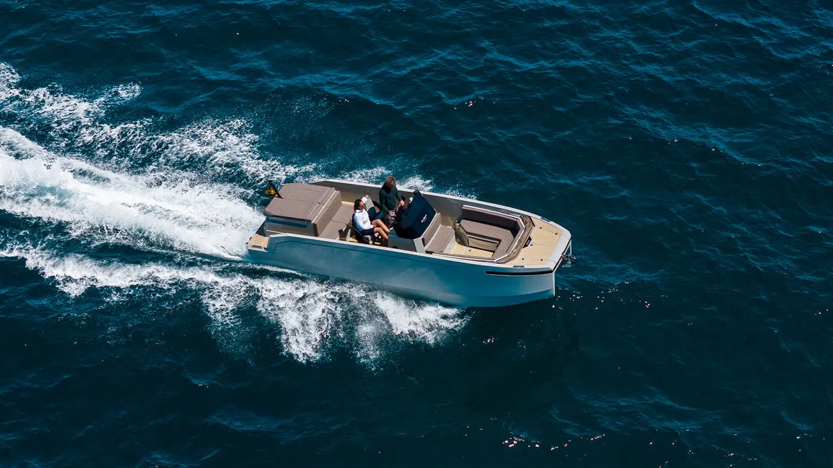 De Antonio Yachts E23: Boat cruising at sea