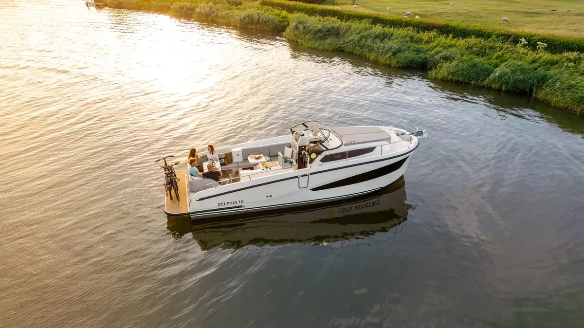 Delphia 10 Lounge: Cruising on a river