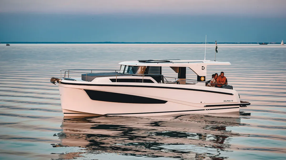 Delphia 10 LoungeTop: Side view whilst cruising