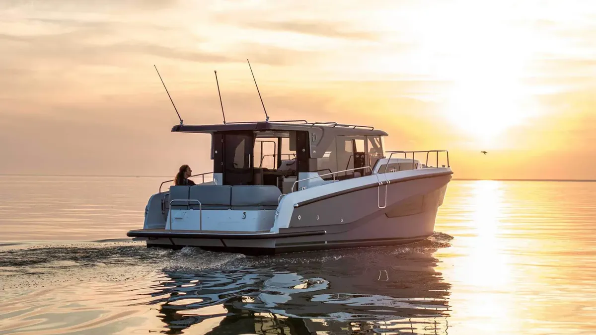 Delphia 10 Sedan: In Fahrt bei Sonnenuntergang
