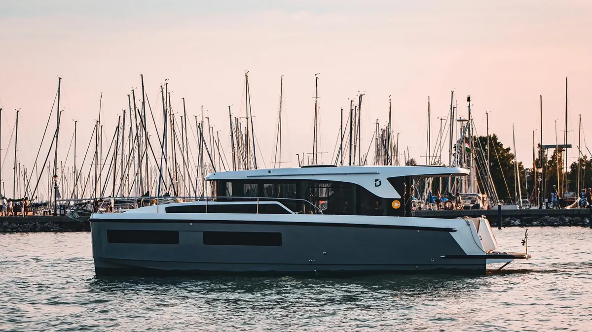 Delphia 11 Sedan: Seitenansicht im Hafen