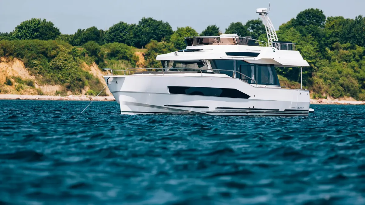 Delphia 12 Flylounge: Seitenansicht vor Anker