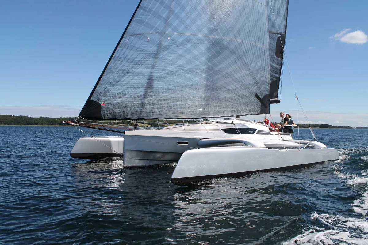 Dragonfly 28: Katamaransegeln auf dem Wasser