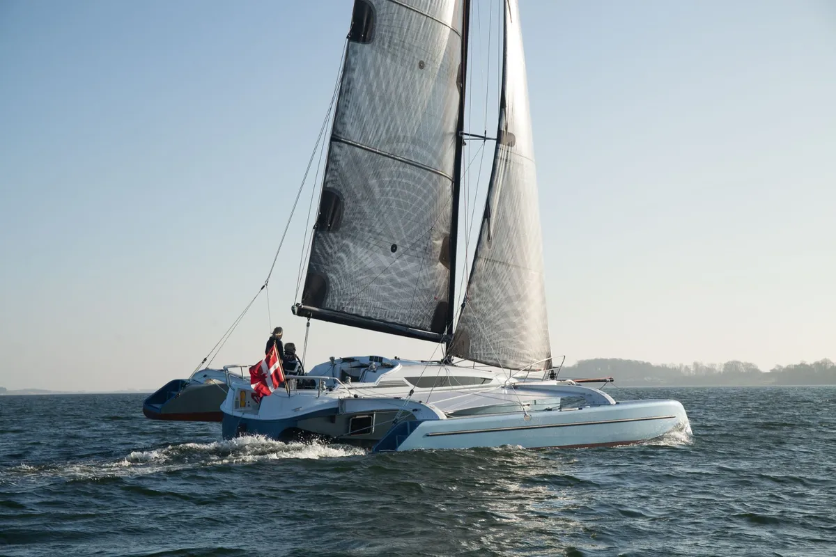 Dragonfly 32: Katamaransegeln auf dem Meer