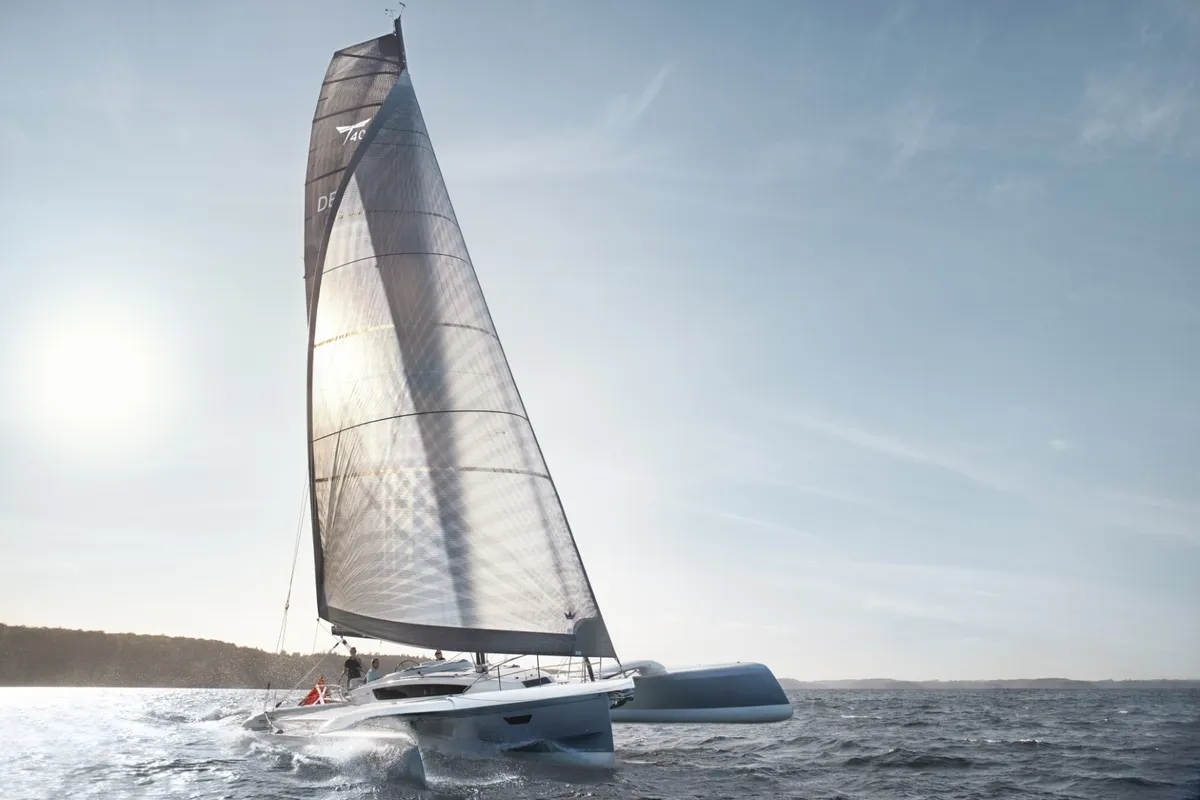Dragonfly 40: Katamaransegeln auf dem Meer