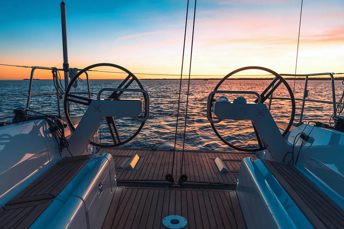 Elan Yachts E4: Steuerräder, Cockpit, Sonnenuntergang, Meer