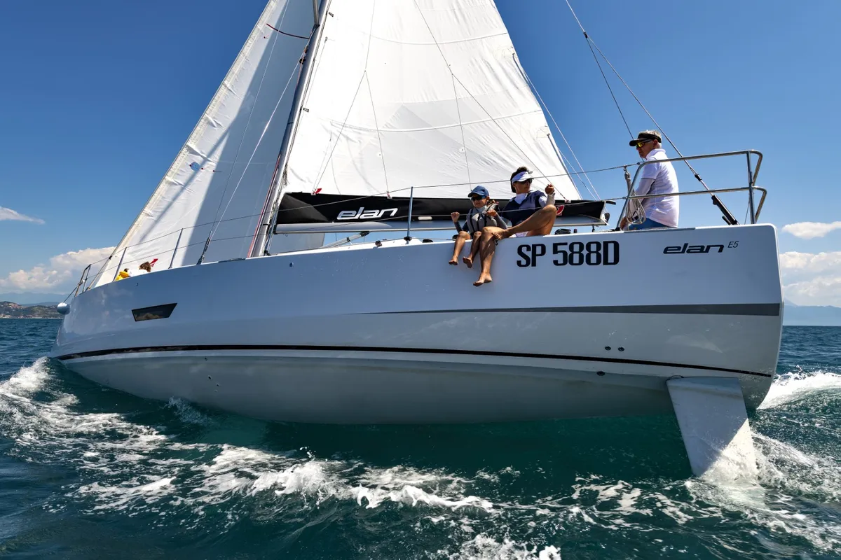 Elan Yachts E5: Segelboot auf dem Meer