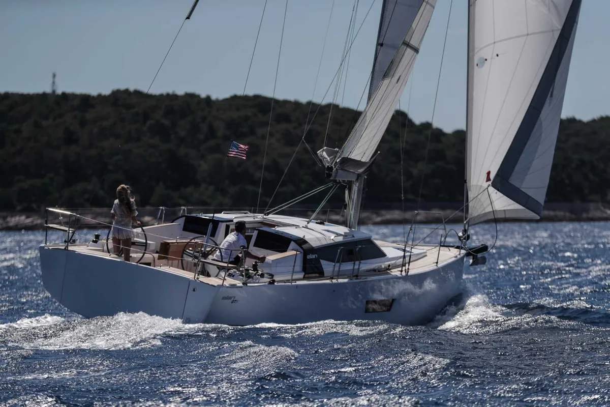 Elan Yachts GT5: Segelboot auf dem Meer